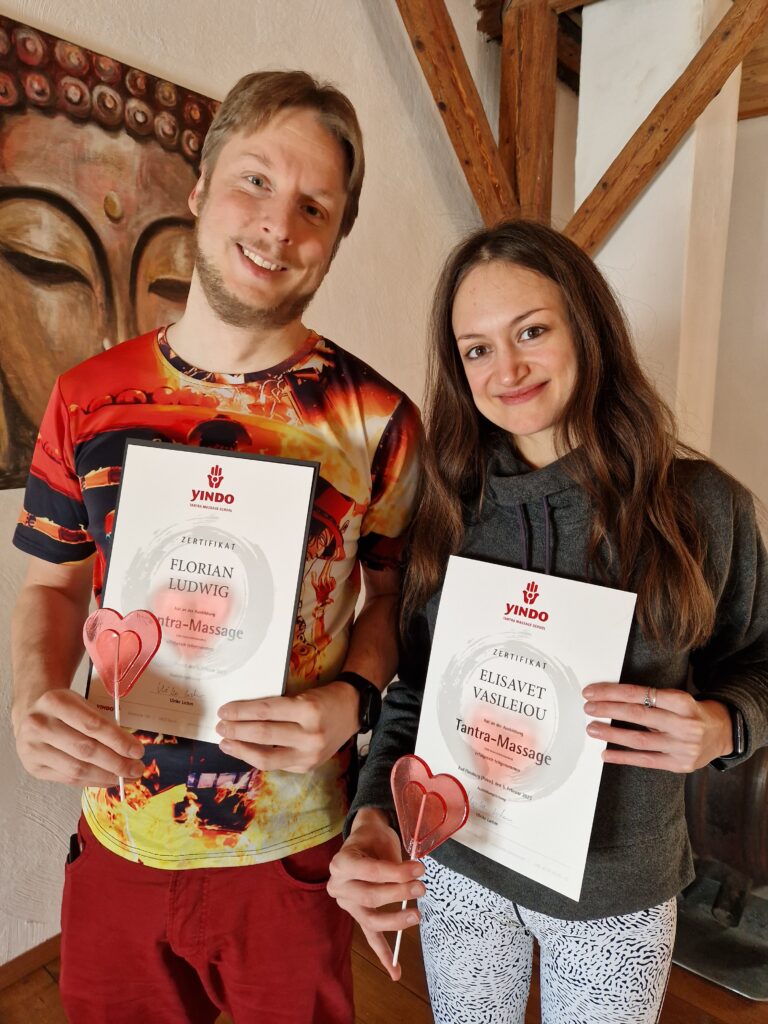 Florian und Eliana mit ihren VINDO-Tantra-Massage-Zertifikaten