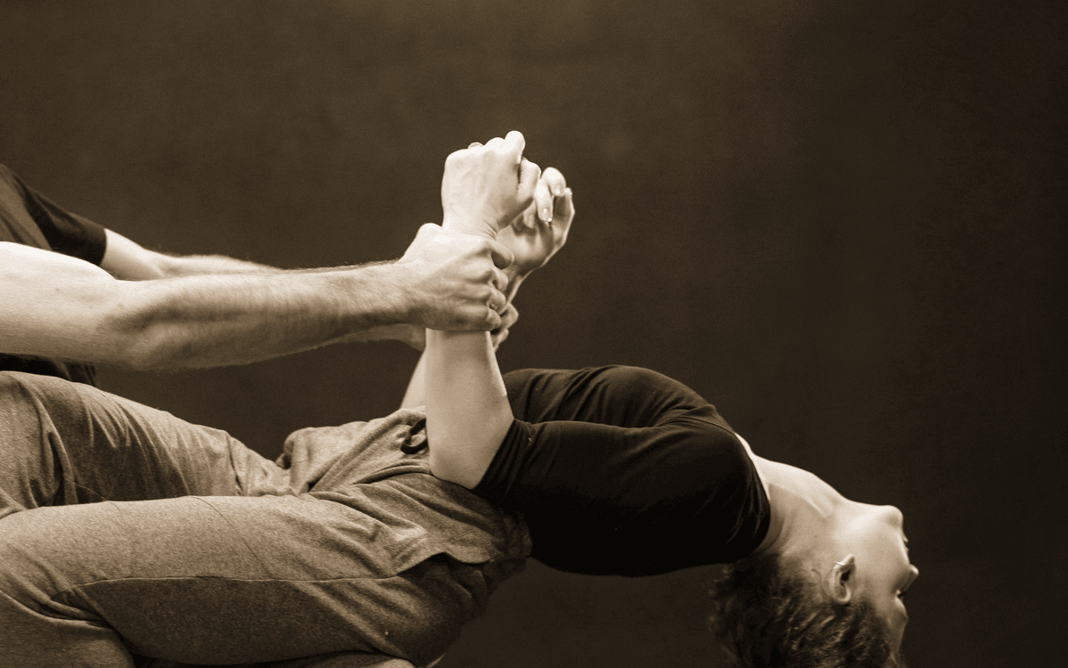 Zwei Tänzer in Contact-Improvisation-Bewegung — Acroyoga Augsburg 2026