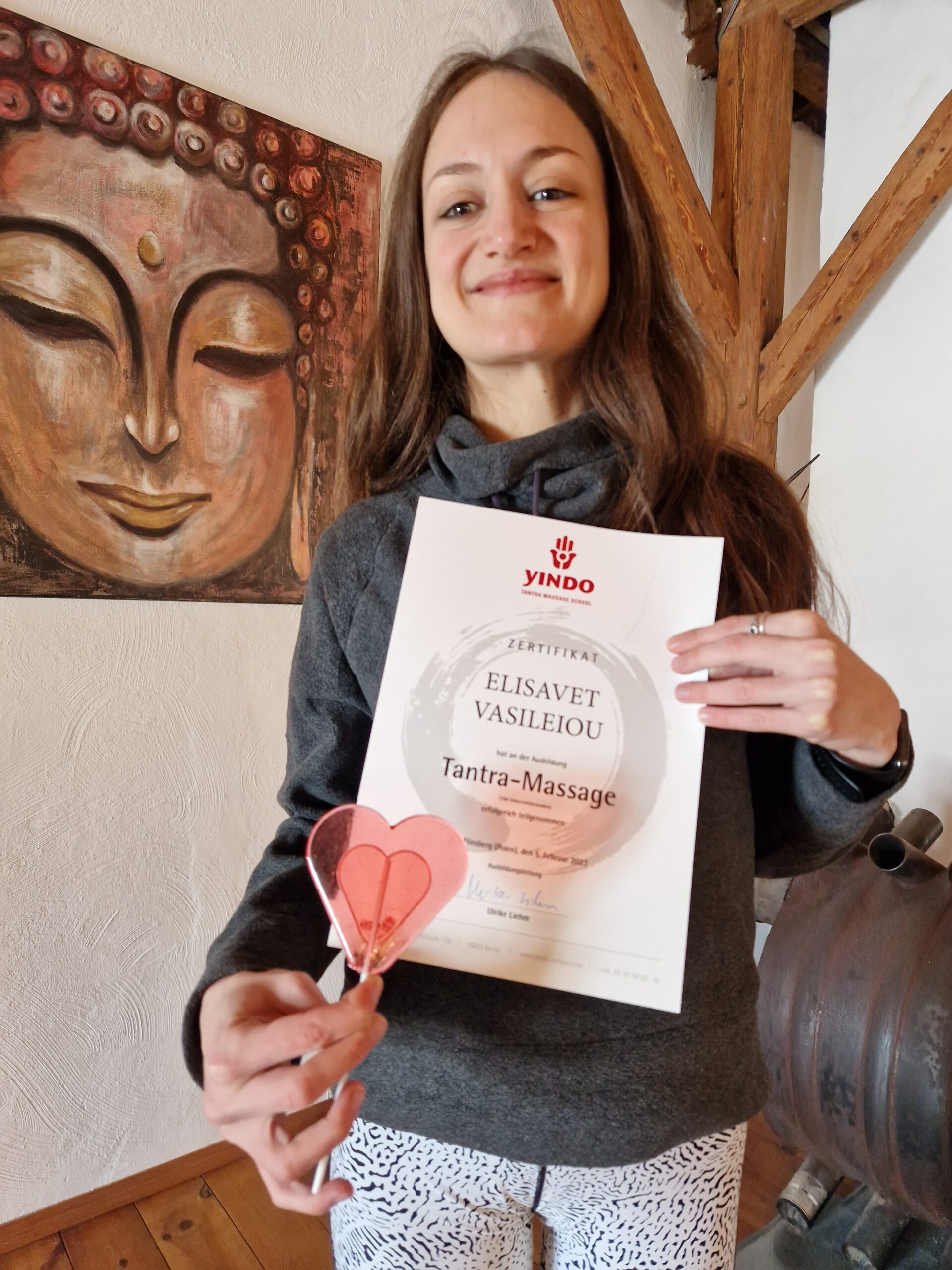Eliana Vasileiou mit ihrem Yindo Tantra-Massage-Zertifikat