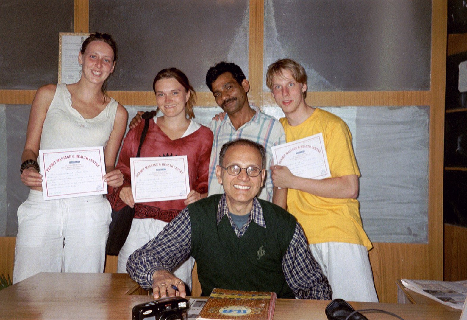 Florian Ludwig mit Ausbildungsgruppe und Zertifikat in Indien