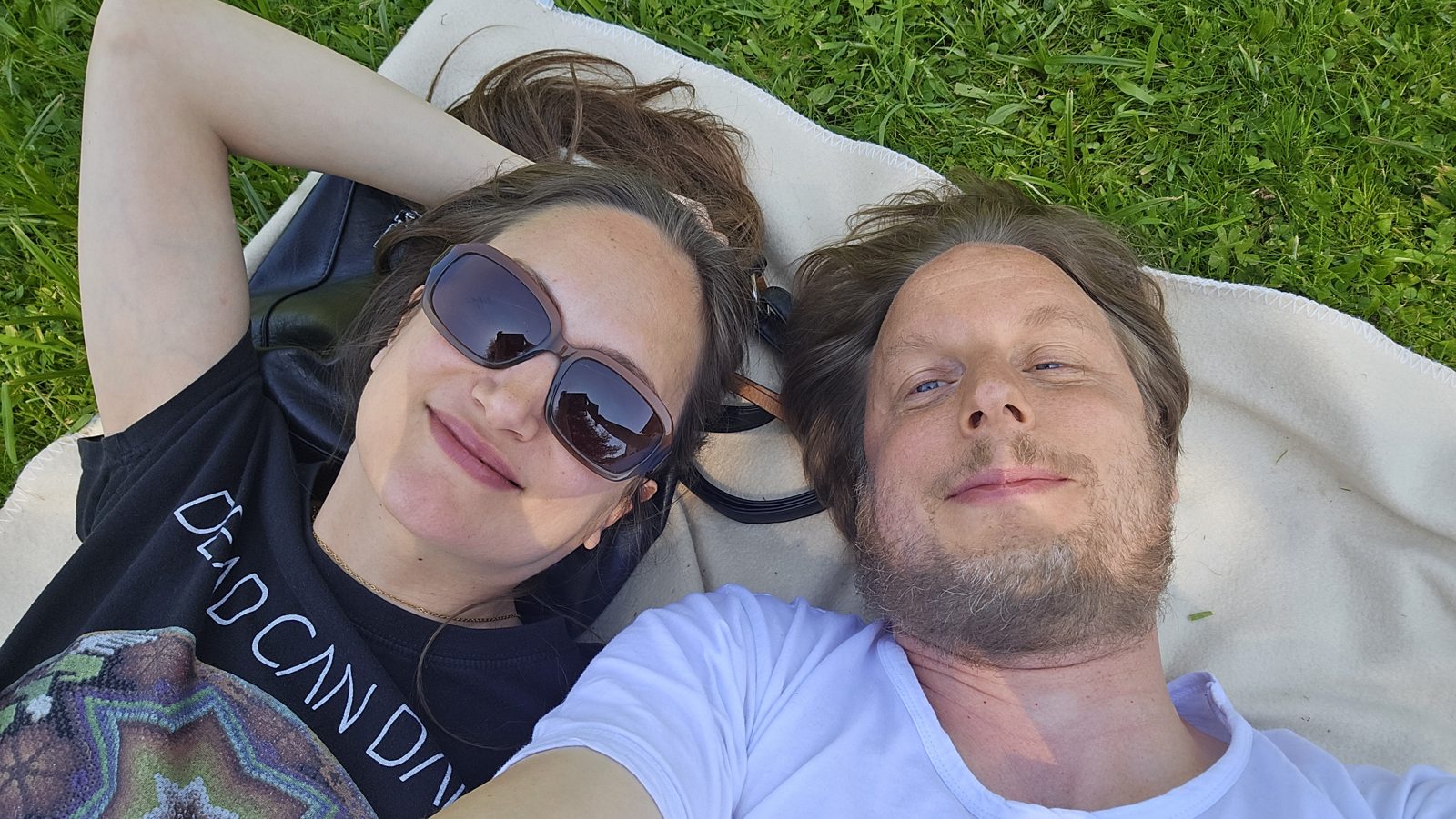 Eliana und Florian beim Kuschel-Picknick auf der Decke im Gras am Kuhsee